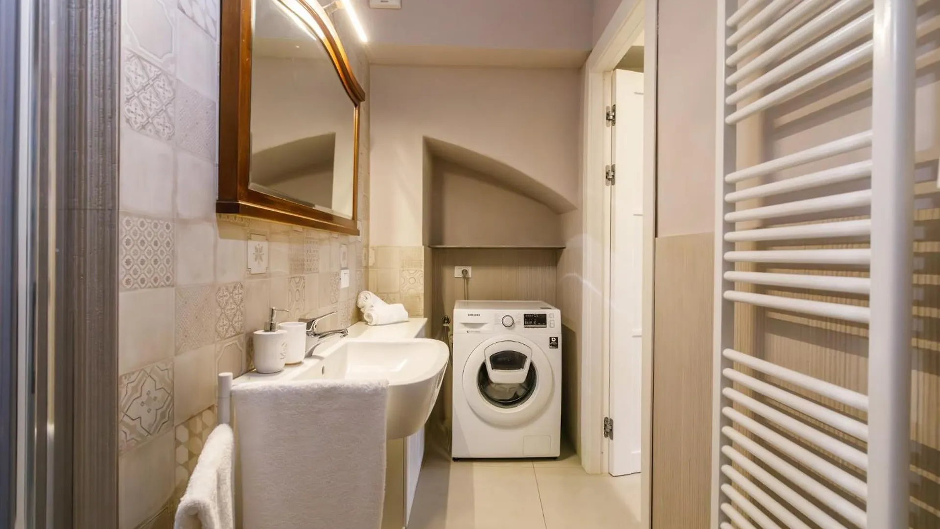 Porta Romana Elegant Apartments With Private Parking! Siena