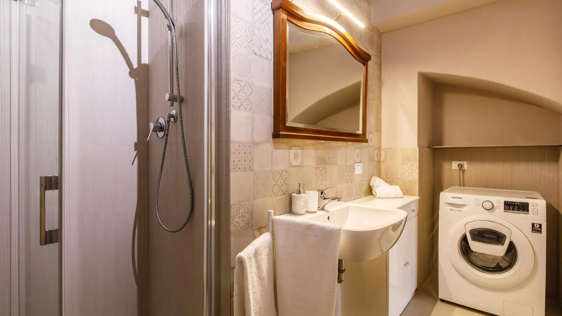 Porta Romana Elegant Apartments With Private Parking! Siena 0*,  Italia
