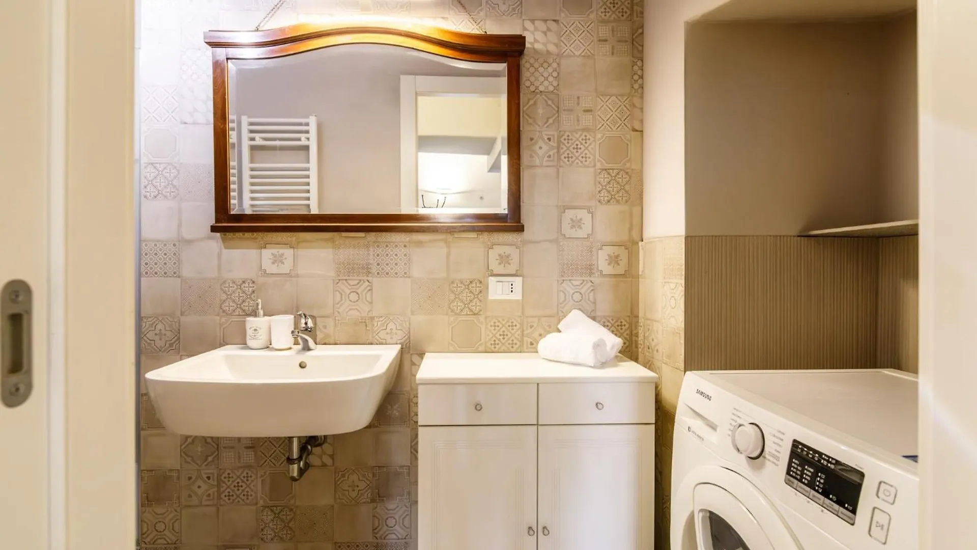 Porta Romana Elegant Apartments With Private Parking! Siena